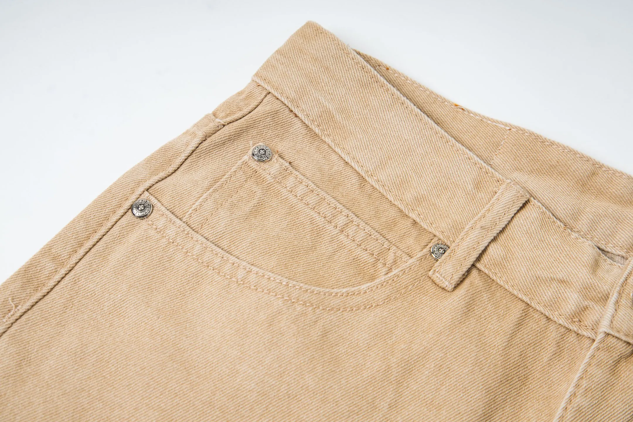 P240 Chrome Hearts 2025 New Light Blue Cross Leather Label Couple Washed Jeans This season’s hot item is sought after by countless celebrities and fashionistas. The neat details of the cutting process add color to the playful fashion! The neat and meticulous design, and the well-fitting structure is unique. The upper body not only has outstanding recognition, but also looks younger and younger. A style with the ultimate wearing meaning and performance, gorgeous color matching, and the craftsmanship of this style is also extremely extraordinary. After the finished product is washed, it is disassembled and hand-made with sheepskin cross leather and then spliced ​​together to complete. The whole piece has too many craftsmanship to describe. It is decorated with patchwork cross flowers and high-waisted washed jeans! ! Absolutely high-end luxury product, a god-level single product, a super popular product, made with top heavy industry, a magic weapon that cannot be missed. Style number: 1867# Size: 28 30 32 34 Color: khaki blue